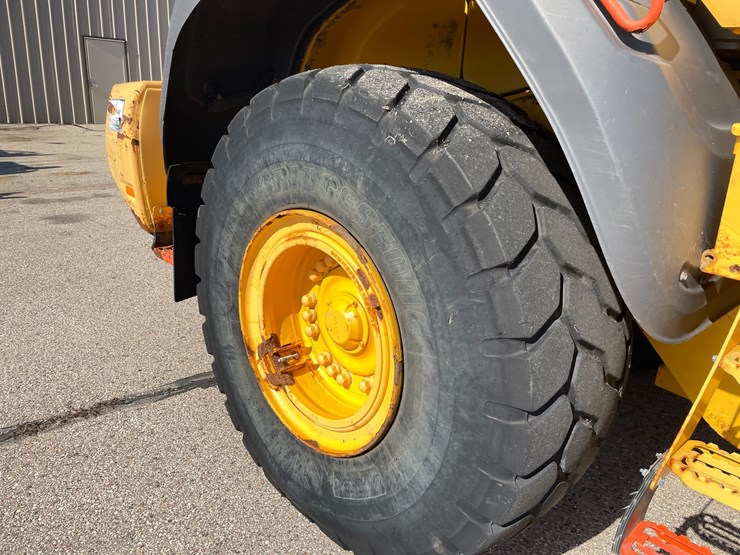 #1500-•-2017-volvo-l110h-wheel-loader-with-bucket-image-24