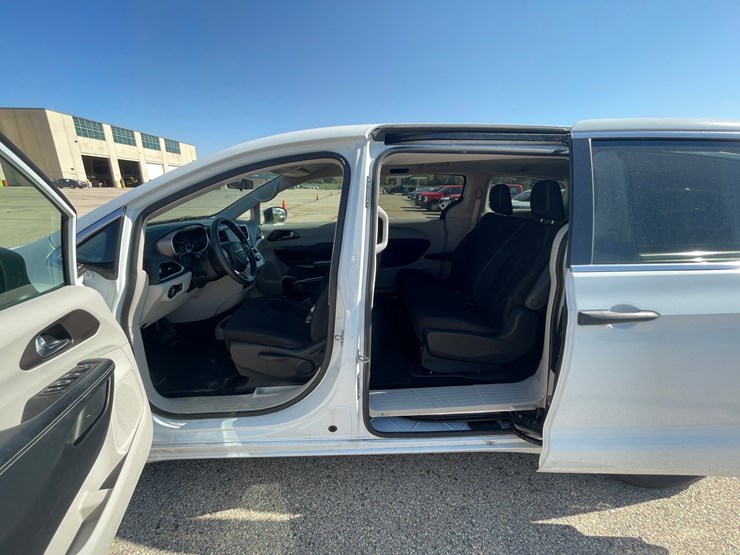#1516-•-2020-chrysler-voyager-mini-van-(has-wi-title)-image-34
