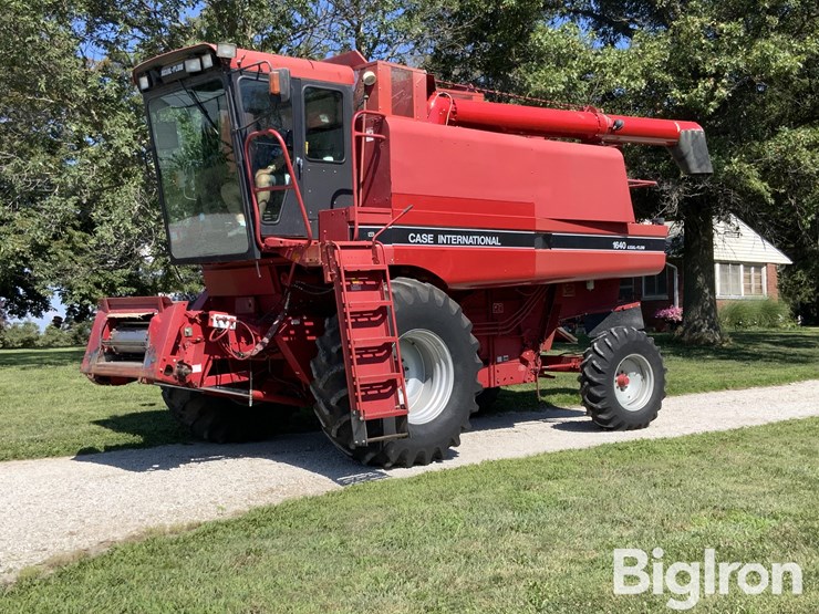 1992-case-ih-1640-2wd-combine-image-1