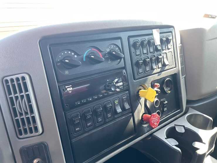#1503-•-2018-international-7600-quad-axle-dump-truck-(has-wi-title)-with-accessories-image-33