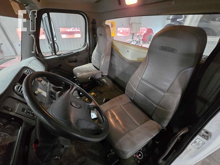 2013-freightliner-business-class-m2-106-image-9