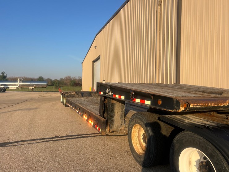 #1511-•-2001-sterling-tri-axle-heavy-haul-day-cab-semi-(has-wi-title)-with-2014-etnyre-tri-axle-lowboy-trailer-(has-wi-title)-image-75