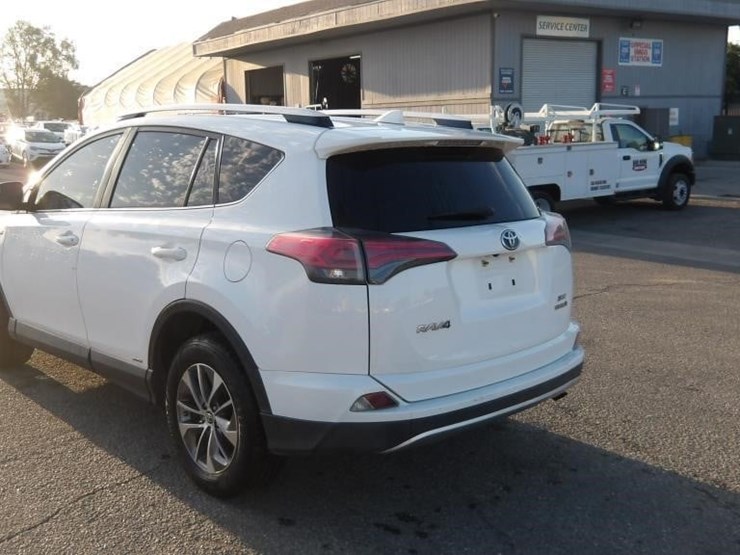 2016-toyota-rav4-xle-image-4