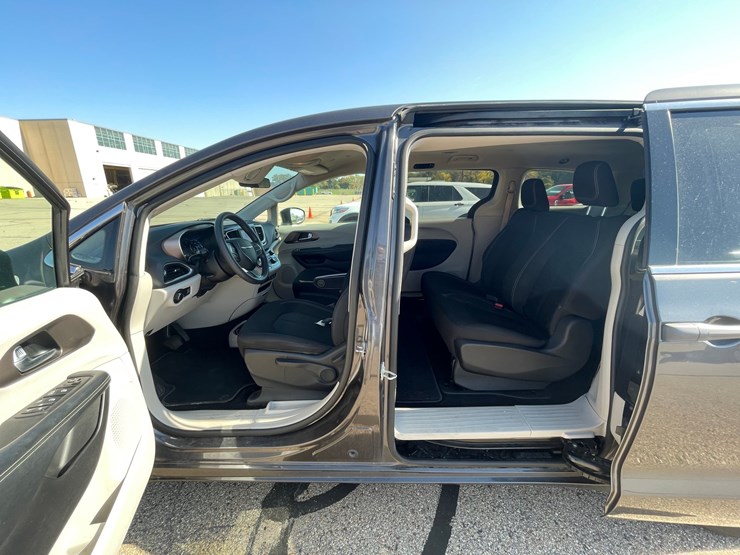 #1517-•-2021-chrysler-voyager-mini-van-(has-wi-title)-image-34