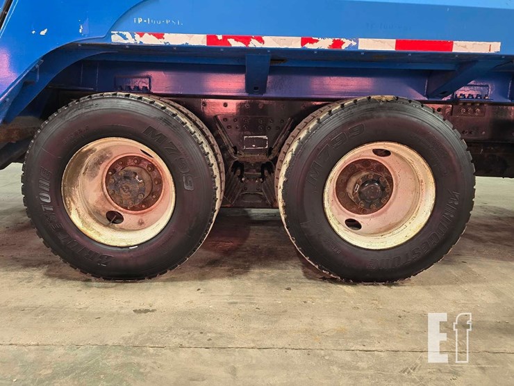 2010-freightliner-business-class-m2-106-image-19