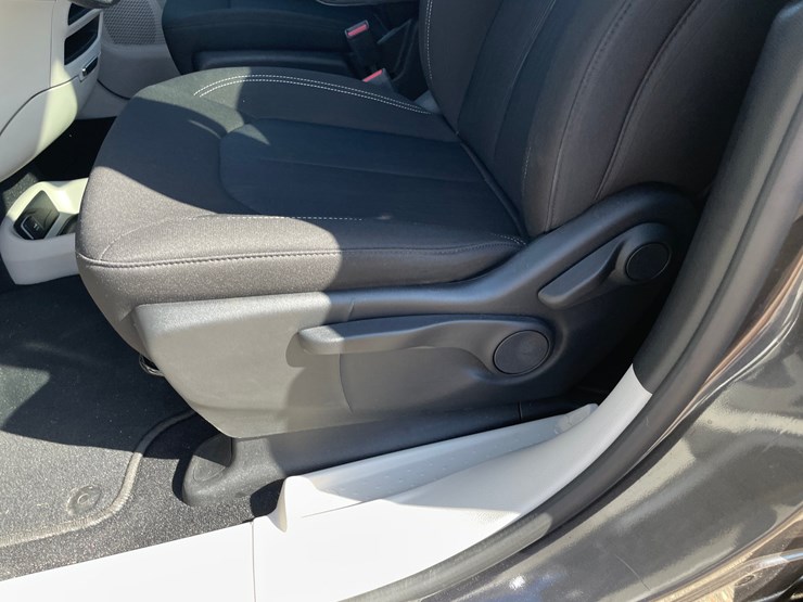 #1522-•-2021-chrysler-voyager-mini-van-(has-wi-title)-image-33