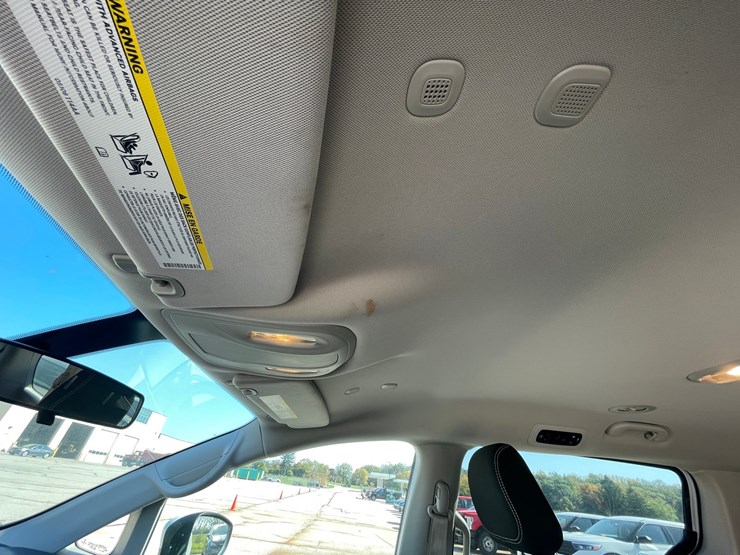 #1516-•-2020-chrysler-voyager-mini-van-(has-wi-title)-image-11