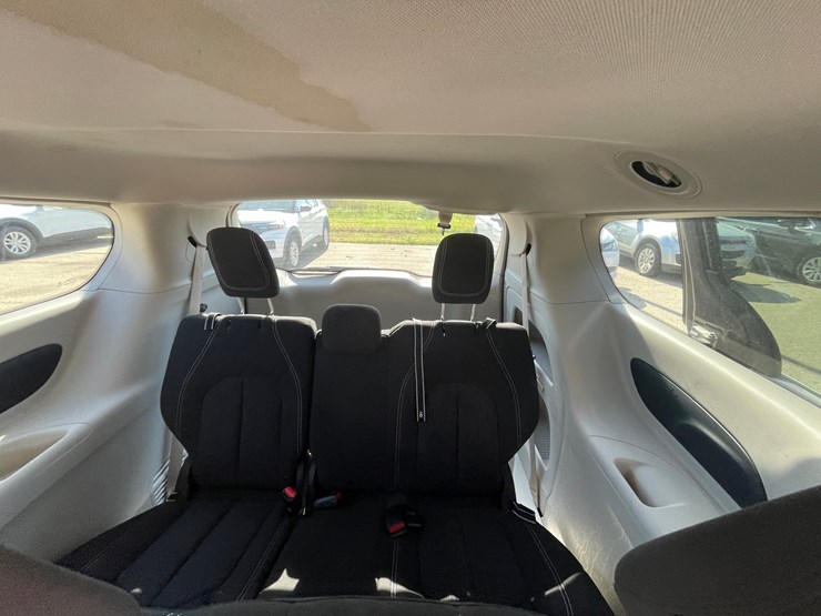#1517-•-2021-chrysler-voyager-mini-van-(has-wi-title)-image-3