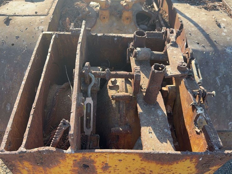 caterpillar-thirty-image-11
