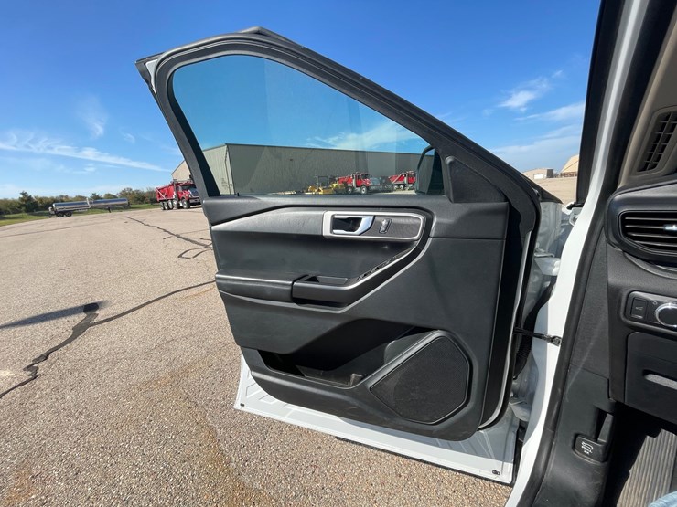 #1527-•-2022-ford-explorer-awd-suv-(has-wi-title)-image-15