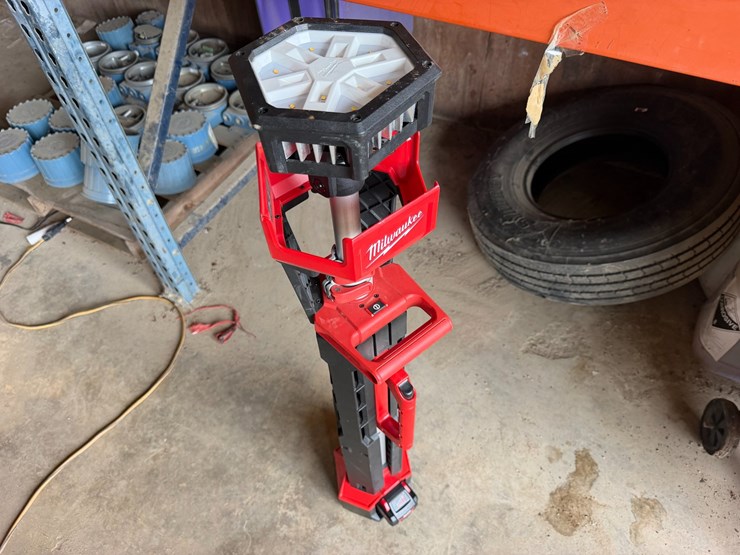 #2018-•-milwaukee-m18-battery-operated-light-tower-image-1