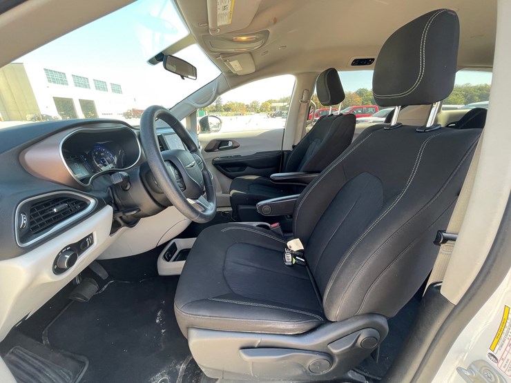 #1516-•-2020-chrysler-voyager-mini-van-(has-wi-title)-image-4