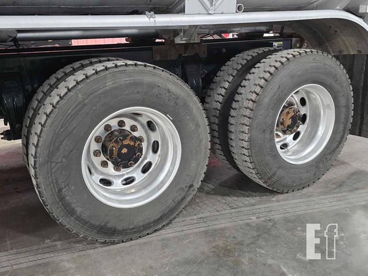 2013-peterbilt-348-image-19