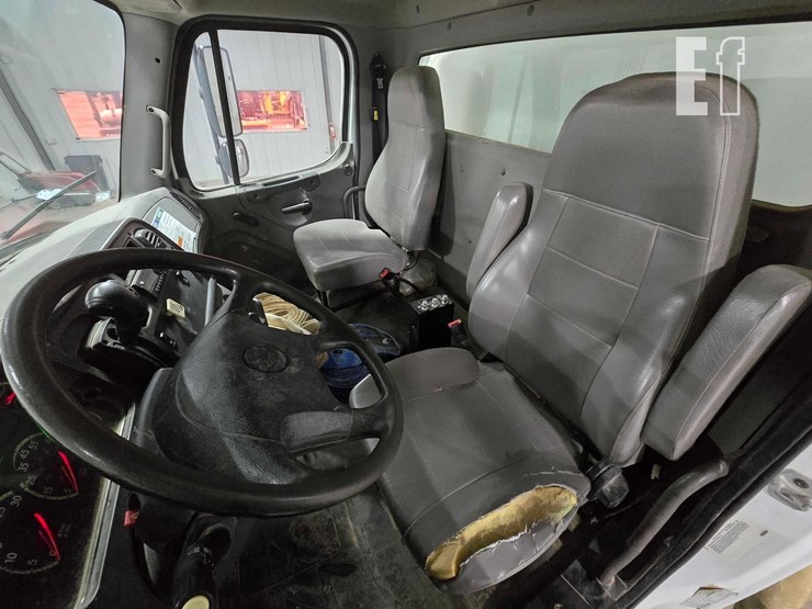 2019-freightliner-business-class-m2-106-image-9