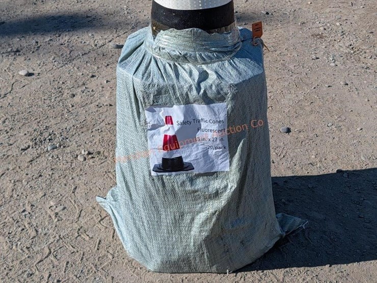 20--27"-reflective-safety-cones-image-4
