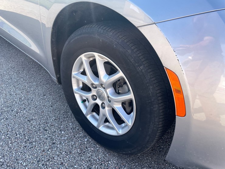 #1518-•-2020-chrysler-voyager-mini-van-(has-wi-title)-image-11