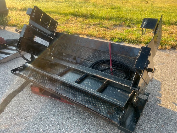 #1514-•-1,300-lb.-electric-tommy-gate-image-9