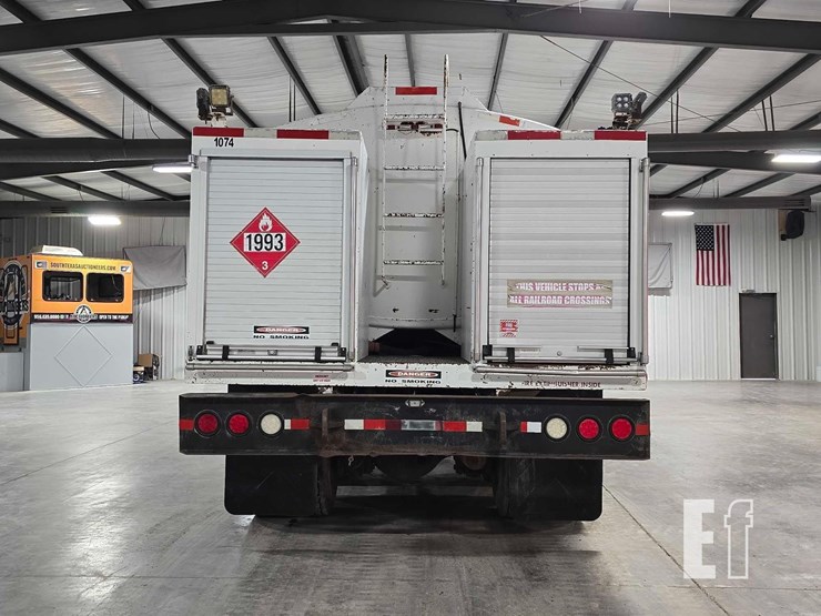 2005-peterbilt-357-image-8