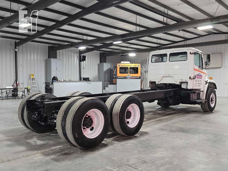 2000-freightliner-fl80-image-3