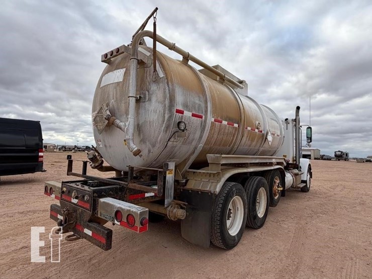 2013-freightliner-122sd-image-4