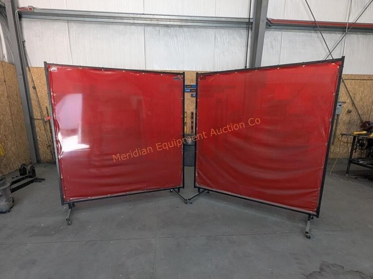 2--welding-arc-shields-on-casters-image-1