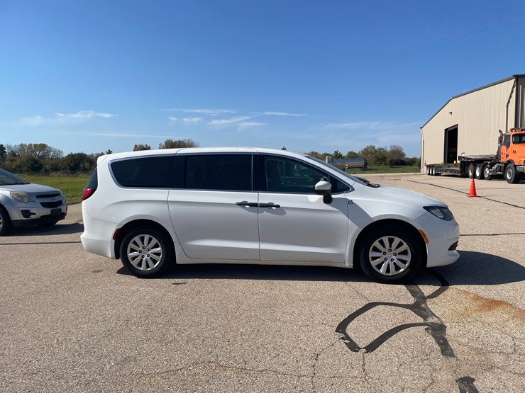 #1516-•-2020-chrysler-voyager-mini-van-(has-wi-title)-image-24