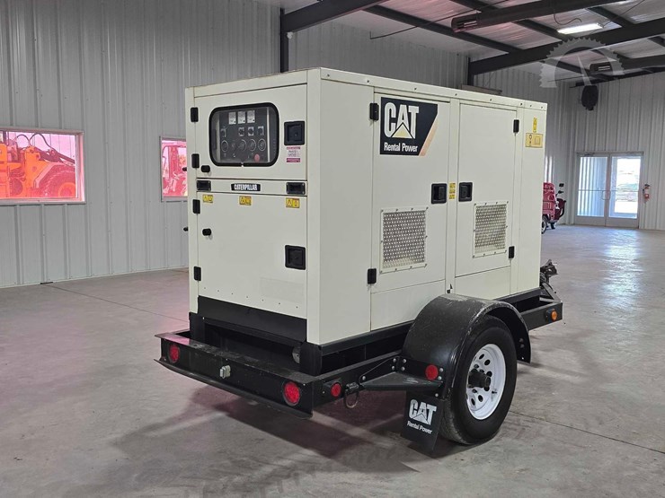 2015-caterpillar-xq30-8-image-1