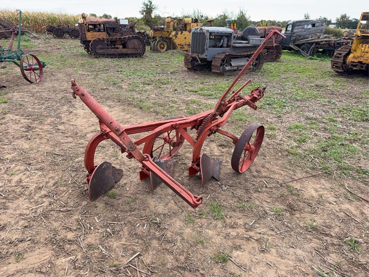 oliver-three-bottom-vineyard-plow-image-3