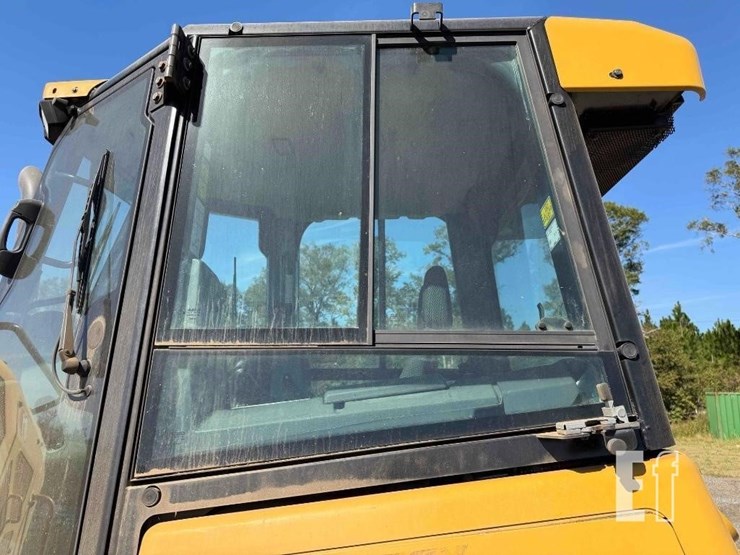 2020-caterpillar-d1-image-17