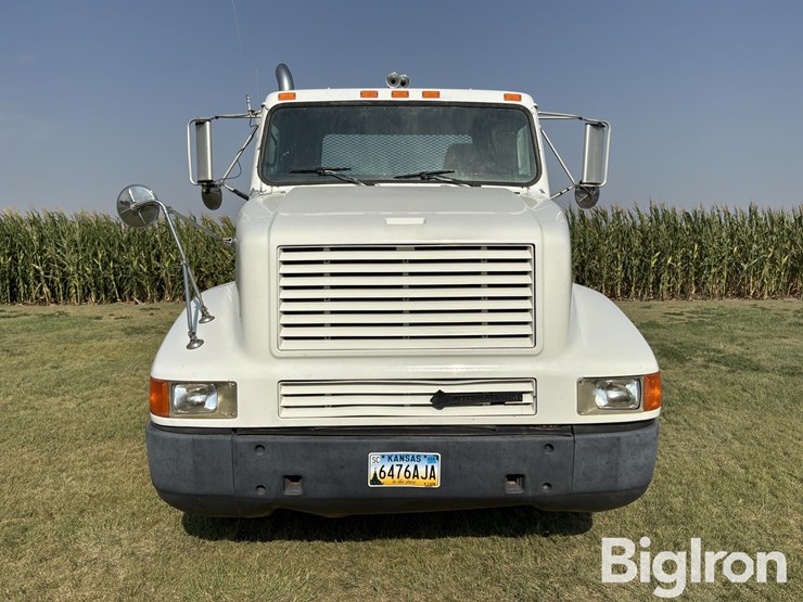 1995-international-8200-t/a-truck-tractor-image-2