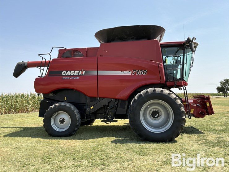 2013-case-ih-7130-axial-flow-2wd-combine-image-4