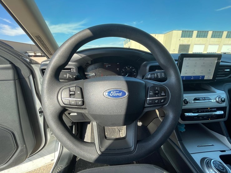 #1529-•-2021-ford-explorer-awd-suv-(has-wi-title)-image-12