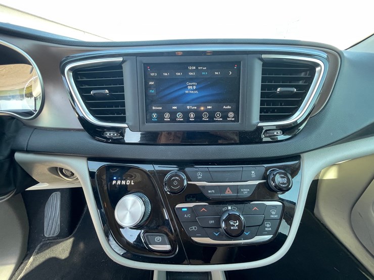 #1515-•-2020-chrysler-voyager-mini-van-(has-wi-title)-image-6