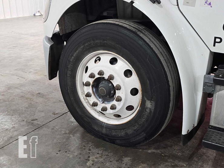 2013-freightliner-business-class-m2-106-image-24