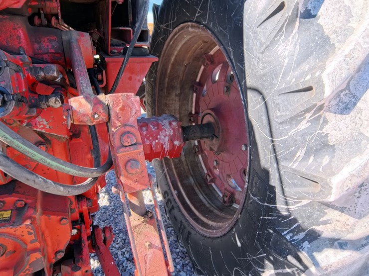 #1056-•-international-986-tractor-image-10