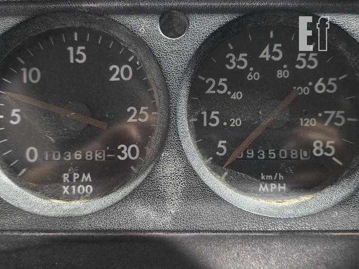 2000-freightliner-fl80-image-13