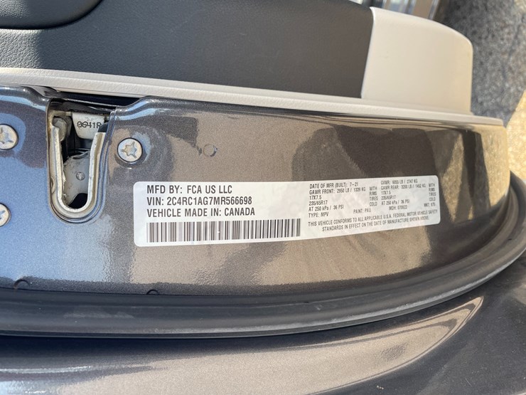 #1517-•-2021-chrysler-voyager-mini-van-(has-wi-title)-image-36