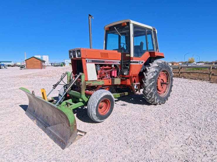 #1056-•-international-986-tractor-image-1