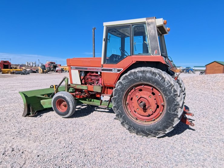 #1056-•-international-986-tractor-image-2