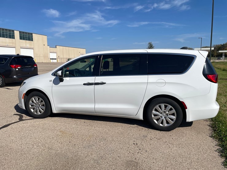 #1520-•-2020-chrysler-voyager-mini-van-(has-wi-title)-image-8