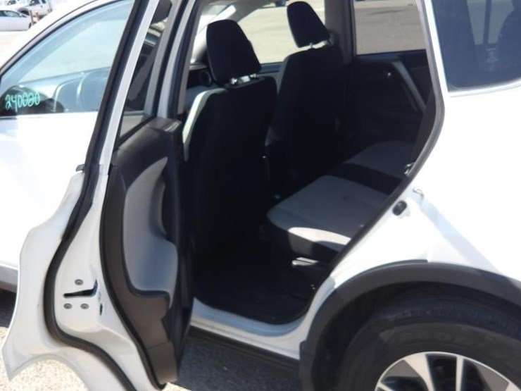 2016-toyota-rav4-xle-image-13