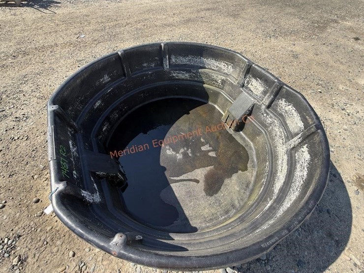 rubbermaid-300-gallon-stock-tank-image-11