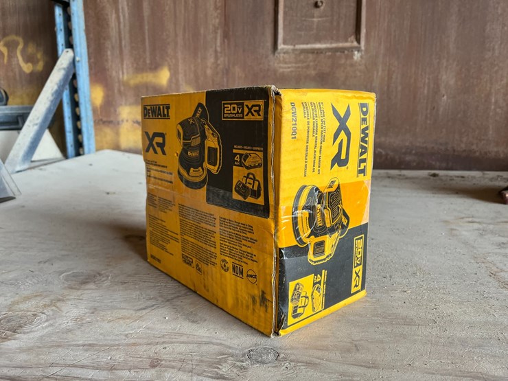 #3412-•-dewalt-5"-variable-speed-random-orbit-sander-kit-image-2