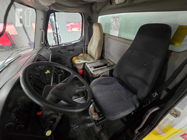 2004-freightliner-business-class-m2-106-image-9