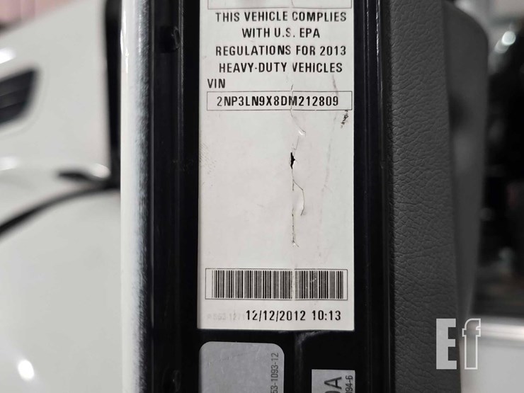 2013-peterbilt-348-image-29