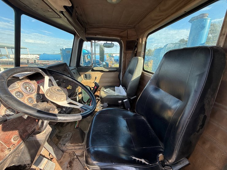 1990-peterbilt-357-image-8