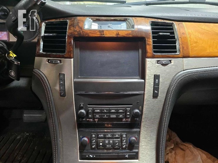 2013-cadillac-escalade-platinum-image-14