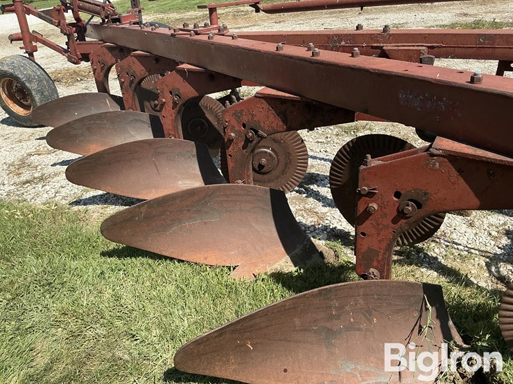 international-harvester-700-5-bottom-moldboard-plow-image-15