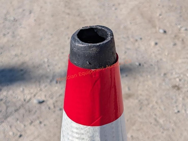 20--27"-reflective-safety-cones-image-3