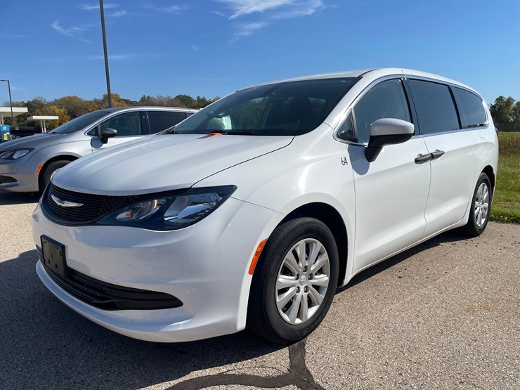 #1520-•-2020-chrysler-voyager-mini-van-(has-wi-title)-image-1